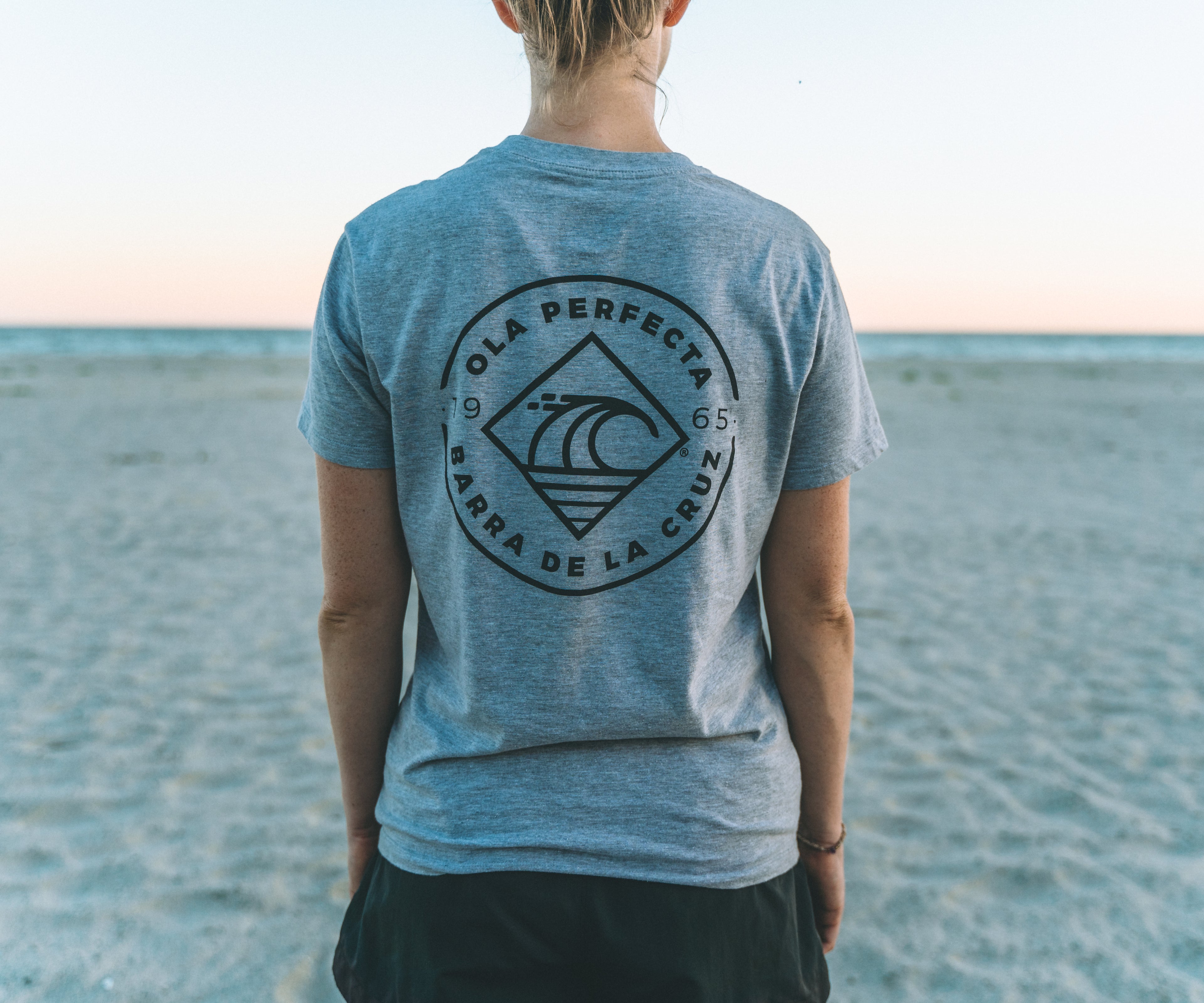 Grey OLA PERFECTA® surf lifestyle t-shirt inspired by Barra de la Cruz.